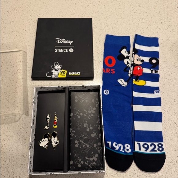 Disney Mickey Mouse Socks And Pins Stance 90th Anniversary Years Set(L) - Picture 2 of 9